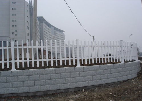 PVC园林护栏的优势与厂家直销应用——街道绿化隔离栏与围墙护栏的完美选择